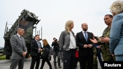 کریستین لامبرشت، وزیر دفاع آلمان، در دیدار از یک پایگاه هوایی در اسلوواکی (آرشیو)