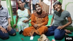 Ibu Shinta (tengah) dikelilingi para siswanya di satu-satunya pesantren di Indonesia untuk siswa transgender. Ia membuka pesantren ini di rumahnya di Yogyakarta. (K. Varagur/VOA)