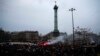 Para demonstran berkumpul di lapangan La Bastille dalam unjuk rasa menolak reformasi sistem pensiun nasional, Paris, 17 Desember 2019.