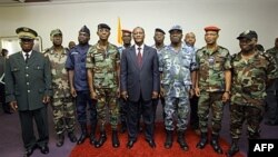 Tân Tổng thống Côte D'Ivoire Alassane Ouattara (giữa), Tướng Philippe Mangou (thứ tư từ bên trái) và các viên chức quân sự trong một buổi lễ tại khách sạn Golf ở Abidjan, ngày 12/4/2011