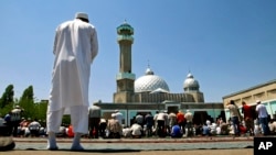 Muslim Kyrgyz melakukan shalat Jumat di sebuah masjid di ibukota Bishkek, Juli 2015 (foto: dok).