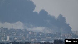 Khói bốc lên che phủ Gaza, nhìn từ miền nam Israel.