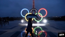 Олімпійські кільця на еспланаді Трокадеро біля Ейфелевої вежі в Парижі, 13 вересня 2017 р. (Фото: CHRISTOPHE SIMON / AFP)