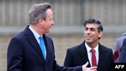 英國首相辛偉誠（Rishi Sunak，右）任命英中關係“黃金時代”推手、前首相卡梅倫（David Cameron）出任外相。（法新社資料圖）