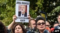 FILE - President of Human Right Association (IHD) Eren Keskin (R) speaks to journalists during a demonstration in front of the Saudi Arabian consulate in Istanbul, in support of missing journalist and Riyadh critic Jamal Khashoggi, Oct. 9, 2018.