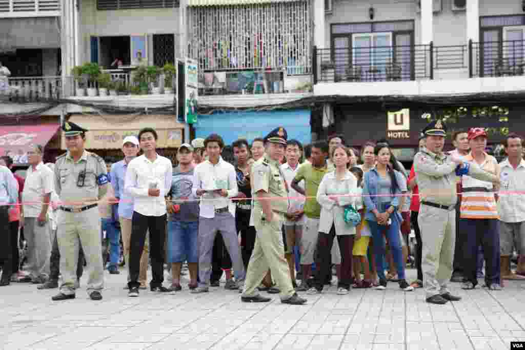 ប្រជា​ពលរដ្ឋ​ម្ចាស់ឆ្នោត​ និងអាជ្ញាធរ​រង់ចាំ​នៅ​ក្រៅ​ការិយាល័យ​បោះឆ្នោត ខណៈពេល​មន្ត្រី​​គ.ជ.ប និងអ្នកសង្កេតការ​កំពុងរាប់សន្លឹក​ឆ្នោតនៃ​ការ​បោះឆ្នោត​ក្រុមប្រឹក្សា​ឃុំ-សង្កាត់​​អណត្តិទី៤​ នៅរាជធានី​ភ្នំពេញ​ នៅ​ថ្ងៃ​ទី៤​ ខែមិថុនា​ ឆ្នាំ២០១៧។​ (អូន​ ឆេង​ប៉រ/VOA)