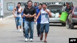 Men walk out of La Modelo maximum security prison in Tipitapa, near Managua, April 16, 2019. The Nicaraguan government announced Tuesday that 636 "common" prisoners will be released and placed under house arrest for Holy Week festivities.