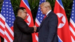 Tổng thống Mỹ Donald Trump bắt tay Lãnh tụ Triều Tiên Kim Jong Un trong một khoảnh khắc lịch sử tại Khách sạn Capella trên Đảo Sentosa ở Singapore, ngày 12 tháng 6, 2018.