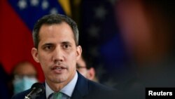 El presidente del gobierno interino de Venezuela, Juan Guaidó, habla con la prensa en Caracas el 27 de septiembre de 2022.