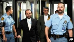 تین مختلف ماڈلز ۔۔۔۔ تین مختلف ڈیزائنز کے ملبوسات