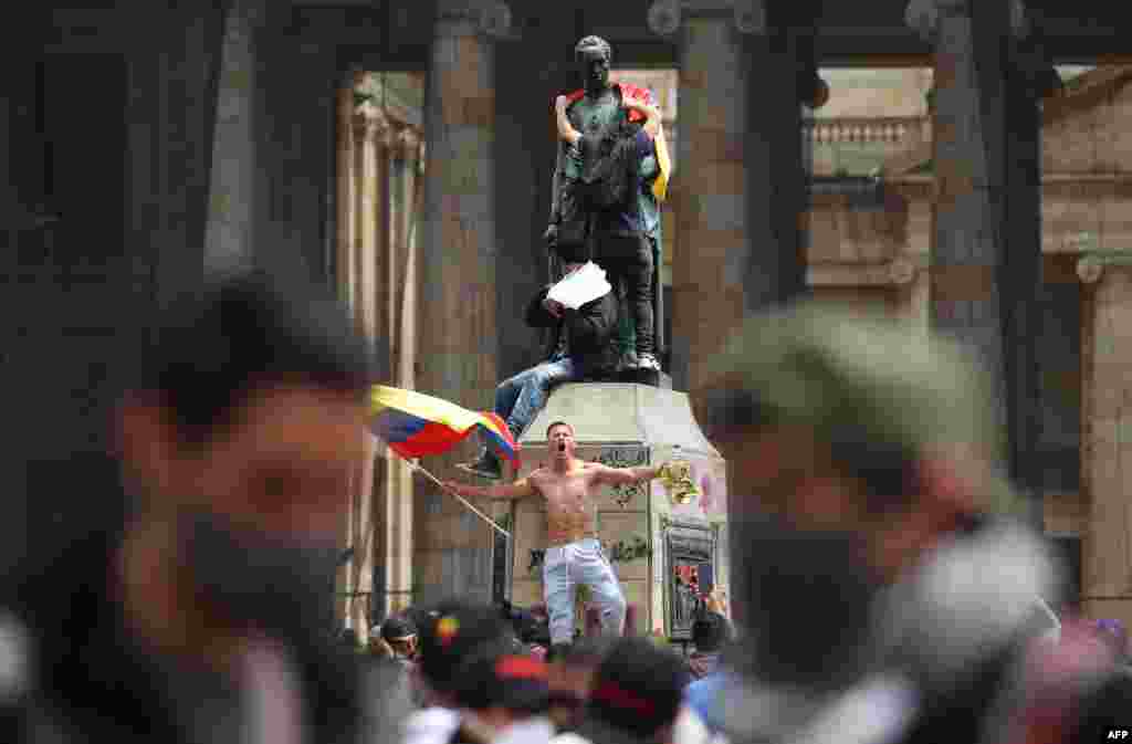 Según el Ministerio de hacienda, a 21 días de paro, la afectación en la economía había sido de 10,2 billones de pesos (Alrededor de 2.725 millones de dólares), lo que equivale al 17,4% de la inversión para este año.