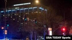 Agentes federales custodian las cercanías del Mercy Hospital en Chicago el 19 de julio tras los tiroteos de fin del semana. Domingo 19 de julio de 2020.