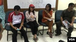 Monika (kedua kiri), Oky Wiratama (kedua kanan), dan Bobi Maarif (kanan) dalam konferensi pers di LBH Jakarta, Minggu (23/6/2019) siang. (VOA/Rio Tuasikal)