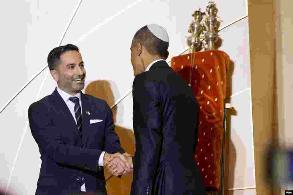 Rabbi Gil Steinlauf welcomes President Barack Obama to speak at Adas Israel Congregation as part of Jewish American Heritage Month, in Washington, May 22, 2015.&nbsp;