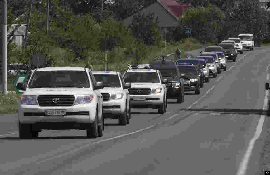 A convoy of international forensic experts, Dutch and Australian policemen and members of the OSCE mission&nbsp;abandoned its attempt to reach the crash site of&nbsp; Malaysia Airlines MH17 for a second day as clashes raged in the town of Shakhtarsk, in the Donetsk region, July 28, 2014.
