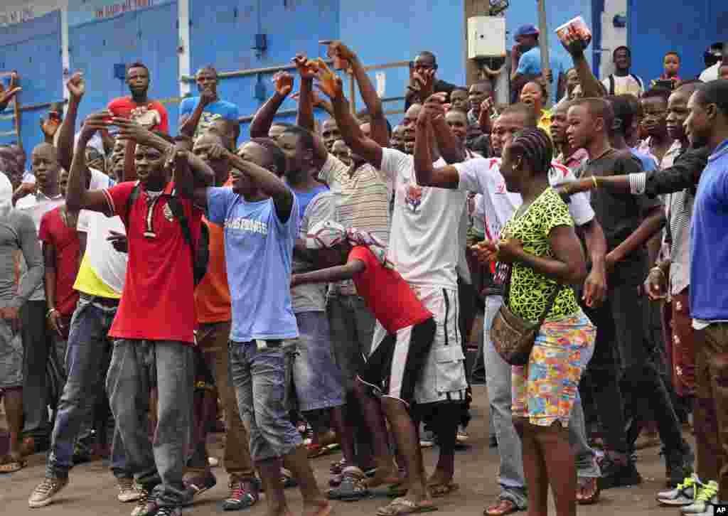 Residents from an area close to the West Point Ebola center protest lack of access to their homes after Liberia security forces blocked roads, Monrovia, Liberia, Aug. 20, 2014.