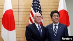 Wapres AS Mike Pence berjabat tangan dengan PM Jepang Shinzo Abe di rumah kediaman Abe di Tokyo, Jepang. (13/11).
