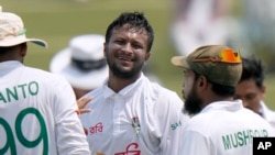 রাওয়ালপিন্ডির মাঠে পাকিস্তানের বিরুদ্ধে প্রথম টেস্টে উইকেট নেয়ার পর সাকিব আল-হাসান। ফটোঃ ২৫ অগাস্ট, ২০২৪।