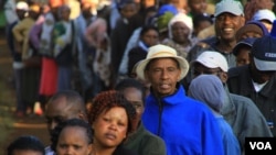 People reported standing in line for several hours before casting their vote in Kenya’s general elections in Gatundu, Kenya, March 4, 2013.” (J. Craigs/VOA)