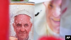 88-годишниот Фрањо беше примен во болница на 14 февруари. Престојот во болница е негов најдолг за време на неговиот мандат како папа. 