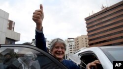 El candidato presidencial Guillermo Lasso, del partido Creando Oportunidades (CREO) levanta el pulgar en señal de victoria tras un evento con su rival Yaku Pérez, del partido Pachakutik, en el que ambos pedían un recuento de la elección en Ecuador. 