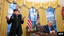 อิลอน มัสก์ ซีอีโอของบริษัท Tesla และบุตรชาย X Æ A-Xii ร่วมแถลงข่าวพร้อมกับประธานาธิบดีโดนัลด์ ทรัมป์ ที่ทำเนยีบขาว วันที่ 11 ก.พ. 2025