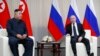 Le président russe Vladimir Poutine (à droite) et le leader nord coréen du Nord Kim Jong Un discutent lors de leur rencontre à Vladivostok (Russie) le jeudi 25 avril 2019. 