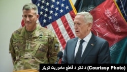 د امریکا د دفاع وزیر جیم متیس په افغانستان کې د ناټو او امریکایي ځواکونو عمومي قوماندان سره په یو گډ خبري کنفرانس کې