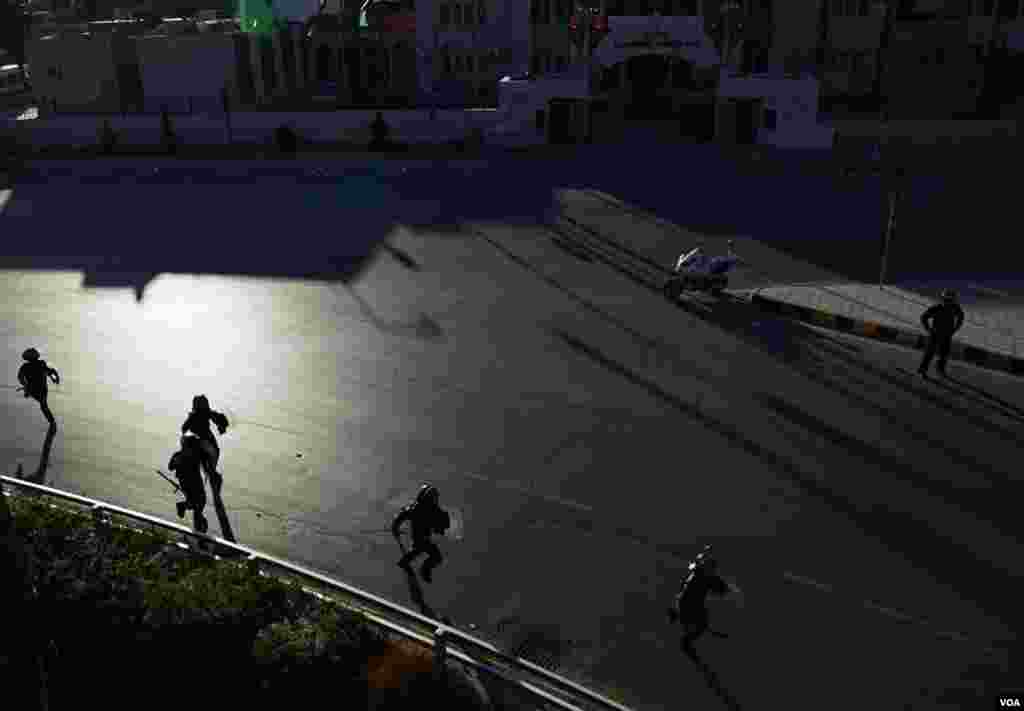 Police respond to the scene of an explosion and building collapse in Harlem, New York, March 12, 2014.