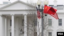La avenida Pensilvania, frente de la Casa Blanca, se presenta decorada para la ocasión de la cena de estado entre los presidentes de Estados Unidos y China.