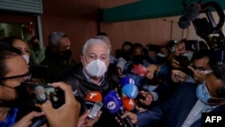 El expresidente panameño Ricardo Martinelli habla con la prensa luego de su juicio en la sede del Sistema Penal Acusatorio en la Ciudad de Panamá, el 21 de julio de 2021.