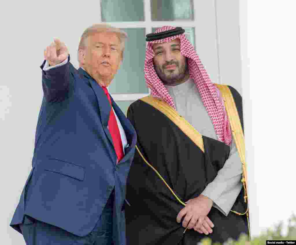 دونالد ترامپ، رئیس‌جمهوری ایالات متحده آمریکا، در حال گفتگو با شاهزاده بن‌سلمان در محوطه کاخ سفید.