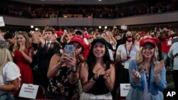 ARHIVA - Mlade pristalice Donalda Trampa na mitingu u Finiksu, 23. juna 2020. (Foto: AP) 