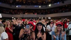 Grupa mladih republikanaca pozdravlja dolazak predsednika Trampa u crkvi Drim Siti u Finiksu u Arizoni, 23. juna 2020.