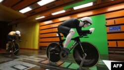 Biciklistički manekeni su prikazani u aerotunelu Instituta za aerotehniku (IAT) Saint-Cyr l’Ecole 31. januara 2024. godine, kao dio istraživačkog programa o visokim performansama kako bi se francuski sportisti pripremili za Olimpijske igre u Parizu.