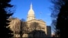 ARCHIVO - Edificio del Capitolio captado el 12 de diciembre de 2012 en Lansing, Michigan. Aquí se aprobó en 2023, una legislativa para asignar fondos para una fábrica planificada por el fabricante chino Gotion en el norte de Michigan que crearía miles de empleos.