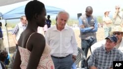 Senator AS Bob Corker (tengah) dan Chris Coons, (kanan) berbicara dengan pengungsi Sudan Selatan saat berdiskusi di pemukiman pengungsi Bidi Bidi di Uganda utara, 14 April 2017.