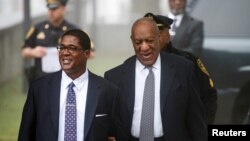 L'acteur et comédien Bill Cosby arrive au palais de justice du comté de Montgomery à Norristown, en Pennsylvanie, le 4 avril 2018.