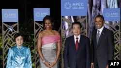 Tổng thống Hoa Kỳ Barack Obama và phu nhân Michelle chào đón Chủ tịch Trung Quốc Hồ Cẩm Ðào và phu nhân tại Honolulu, Hawaii, ngày 12/11/2011