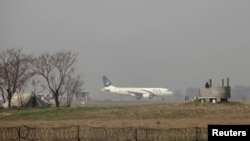 Uno de los aviones de la aerolínea Pakistán International Airlines (PIA), a punto de despegar, en el aeropuerto internacional de Benazir, en Islamabad, el 9 de febrero de 2016.