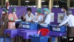 နိုဝင်ဘာလ ၈ ရက်နေ့ ကျင်းပတဲ့၊ ၂၀၂၀ ရွေးကောက်ပွဲတုန်းက မဲများရေတွက်နေတဲ့ မဲရုံတာဝန်ရှိသူများကို ရန်ကုန်မြို့ရှိ မဲရုံတခုမှာ တွေ့ရ။ (နိုဝင်ဘာ ၀၈၊ ၂၀၂၀)