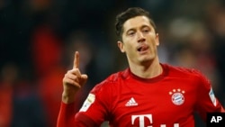 Le bavarois Robert Lewandowski célébrant un but en Bundesliga contre Werder Bremen à l'Allianz Arena, Munich le 12 mars 2016 