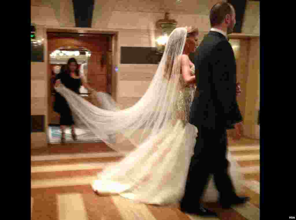 A newlywed couple celebrates at an upscale Damascus hotel. (J. Weeks/VOA)