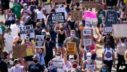 Arhiva - Učesnici protesta protiv rasne neravnopravnosti i za policijsku odgovornost marširaju ulicama u Kenoši, Viskonsin, 29. avgusta 2020.