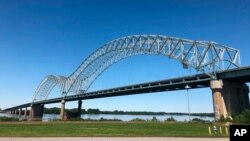 ARHIVA - Most u Memfisu koji povezuje savezne države Tenesi i Arkanzas