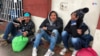 Trabajadores informales colombianos que fueron desalojados en un sector vulnerable de Bogotá; se quedaron sin trabajo, sin dinero y, ahora, sin vivienda. [Foto: Karen Sánchez, VOA].