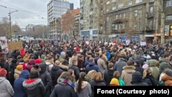 Studenti Elektrotehničkog, Arhitektonskog, Mašinskog, Pravnog fakulteta i đaci 14. Gimnazije u Beogradu blokirali su i danas u 11:52 ugao Ulica Bulevar kralja Aleksandra i Ruzveltova (Fonet / Marko Dragoslavić)