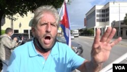 Miguel Saavedra, presidente de la organización anticastrista "Vigilia Mambisa", salió a las calles de Miami para apoyar la candidatura de Donald Trump. Foto: Maikel Chaviano / VOA.