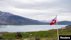 Bendera Greenland dipasang di wilayah Igaliku, Greenland, pada 5 Juli 2024. (Foto: Ritzau Scanpix/Ida Marie Odgaard via Reuters)