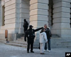 国会警察与民众交谈